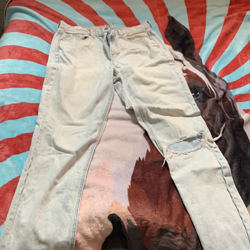 American Eagle light wash mom jeans